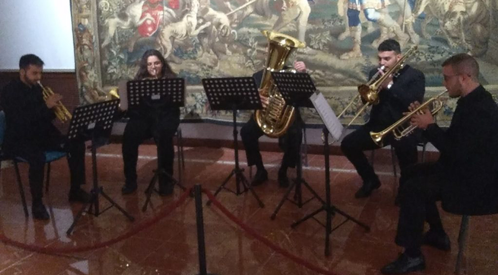 Foto ridotto quintetto con l'arazzo